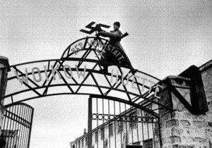 Советский солдат срывает нацистскую свастику в освобожденной Керчи